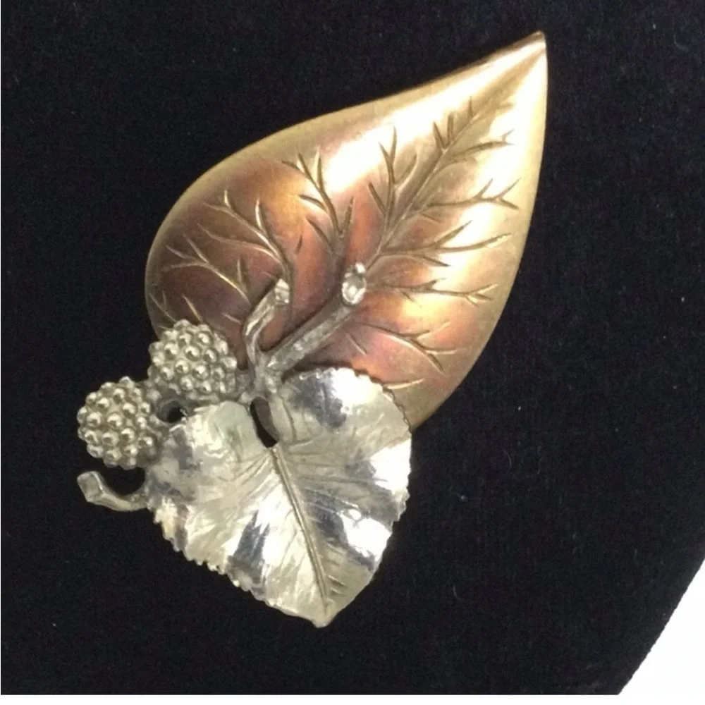 Woman’s Vintage Brooch lives up to the very elegant look. Color sliver & brass